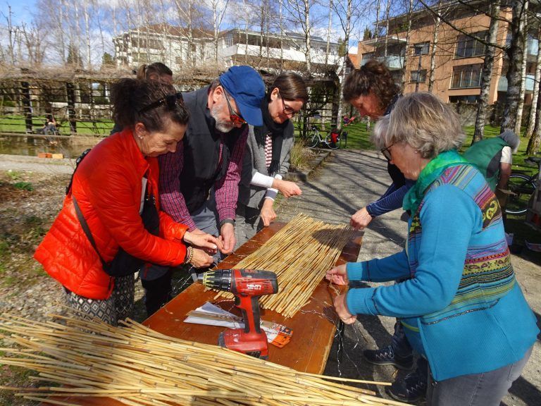 Ein neues Zuhause für Wildbienen & Co. : Die Kursteilnehmer packten tatkräftig mit an.