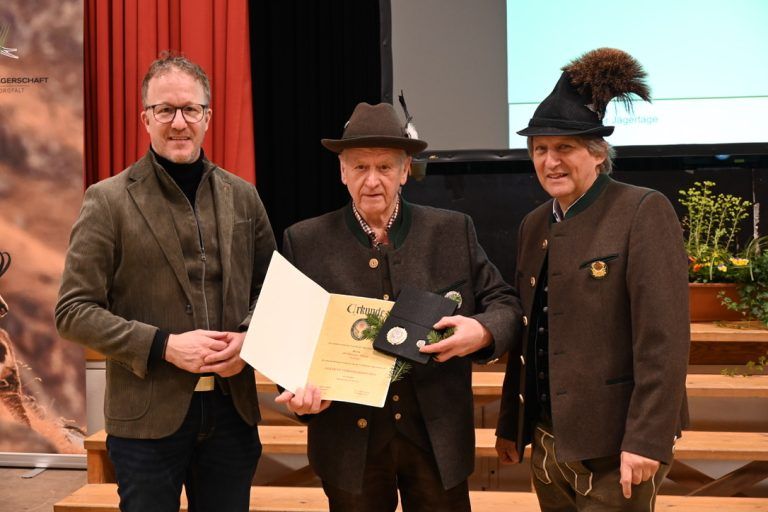 „Zurück zur Jagd mit Hausverstand“: Hannes Marte (Bildmitte) erhielt die hohe Auszeichnung mit dem Vereinsabzeichen in Gold.