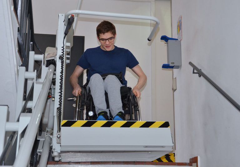 Ein junger Mann mit großen Zielen: Bastian benutzt den Treppenlift, der im Feldkircher Integra-Gebäude installiert wurde. HRJ