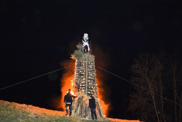 Am Ardetzenberg hat es „gefunkt“: Funken mit Schloß Amberg im Hintergrund; Erik, Cornelia und Viviane; Christian am Grill; Ulrke und Anna hat es geschmeckt; Funkenhexe Und Ingrid; Manela Hartmann und ein litauischer Gast; Funken wird angezündet, Funken brennt, Höhepunkt (Bildergalerie)