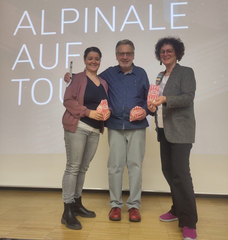 Kino- und Kabarett-Highlights in Koblach: Alpinale-Vize Martina Kulmitzer mit Kultur Koblach-Obmann Hansjörg Ellensohn sowie Ingrid Ellensohn-Mangold (v. l.)