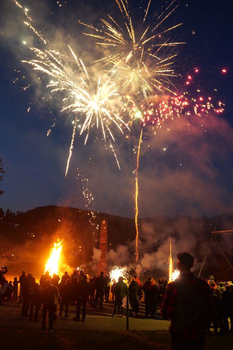 Fellengattner Funken am Frauentag: Das Himmelsspektakel beim Klangfeuerwerk ließ sich niemand entgehen.