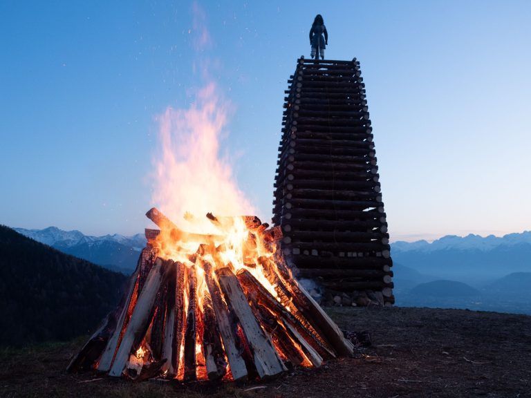 Funkenabbrennen in Fraxern 2025: Vorne der Kinderfunken.