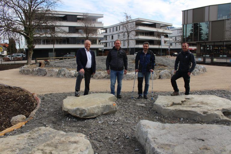 Lokalaugenschein auf der Baustelle für eine kleine grüne Oase in Lauterach. „Das erledigt der Bauhof in Eigenregie, bisher sind lediglich 300 Euro Kosten für die großen Sandsteine angefallen“, merkt Bürgermeister Elmar Rhomberg stolz an. STP