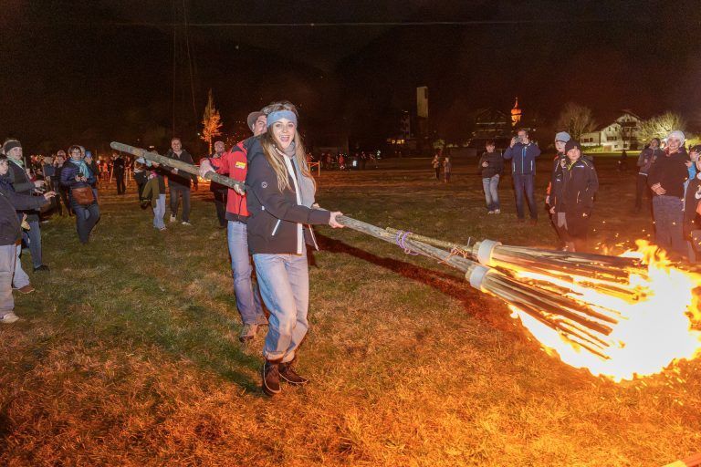 Actionreiches Funkenwochenende in Vandans mit Laura Bilgeri: Funkenpatin Laura Bilgeri mit der Fackel auf dem Weg zum Funken.