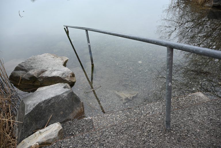 Liegewiese erstrahlt in neuem Glanz: Der Badeeinstieg bei der Liegewiese ist nun gesichert. Bei Regen kann das Kies nicht mehr weggeschwemmt werden.