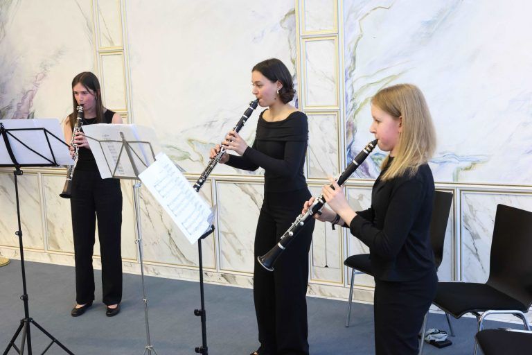 Persönlichkeiten zu Josefi geehrt: Angela Scullion, Johanna Fritsch und Amelie Netzer.