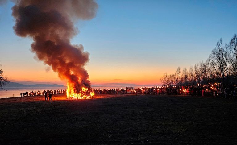 Jubiläumsfunken am See begeistert Jung und Alt: Impressionen vom Bäumler Jubiläumsfunkenevent am See. (Bildergalerie)