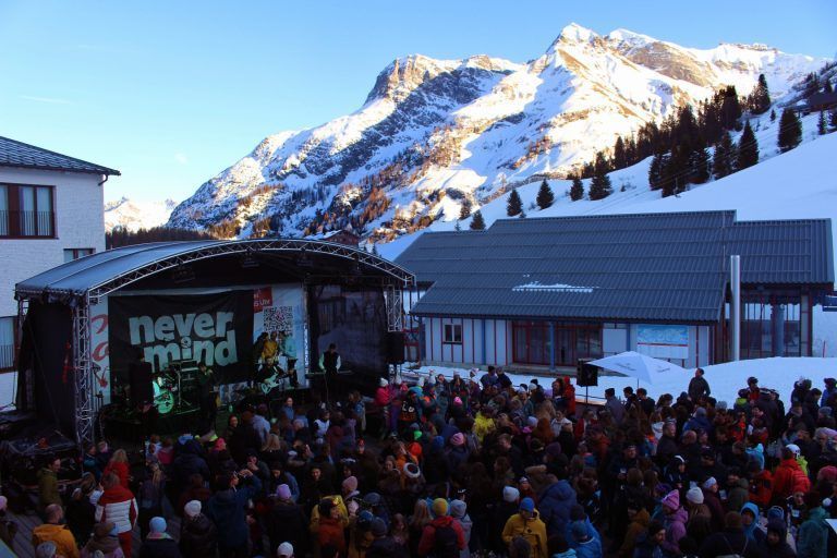 Halbzeit bei Ski&Concert in Warth: Auch diesmal volles Haus und tolle Stimmung bei Ski&Concert in der Warth Arena auf der Steffisalp-Terrasse.