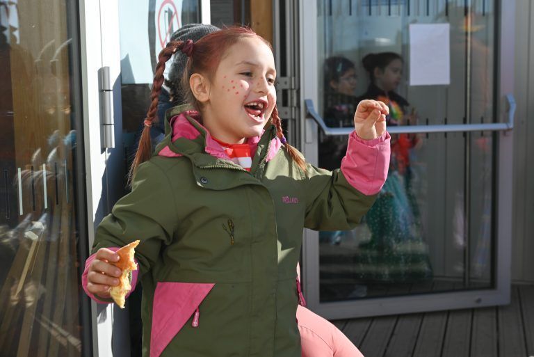 Volksschüler lassen es im Fasching krachen: Die Kinder tanzten voller Freude zur Faschingsmusik.