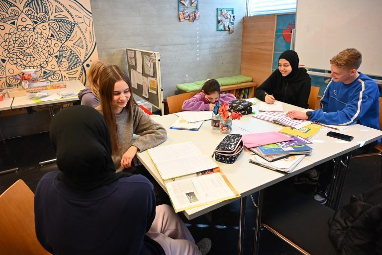 Im Lerncafé steht Bildung allen Kindern offen: In gemütlicher Atmosphäre werden Hausaufgaben gemacht und etwaige Lernlücken versucht zu schließen.
