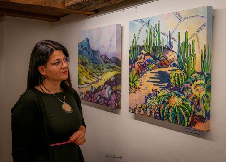 Farbenfrohe Kunst von Rita Galambos: Rita Galambos stellt ihre Werke im Schlosserhus aus.
