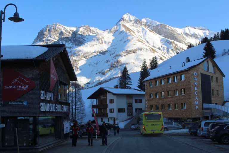 Quantensprung ins 100-Jahr-Jubiläum: Mit dem Skischulhaus (links) hat die Warther Schneesportschule einen Meilenstein gesetzt, jetzt folgte mit dem Basecamp gegenüber der nächste Quantensprung.
