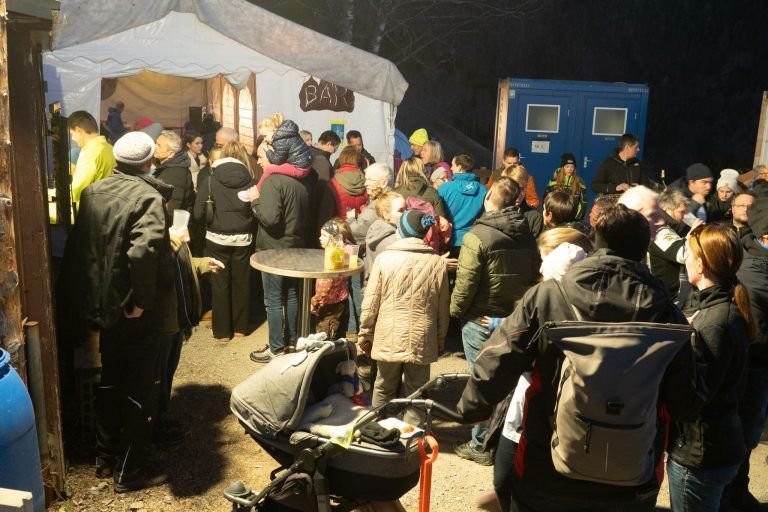 Funkenabbrennen in Fraxern 2025: Viel Betrieb vor und in der Bar.