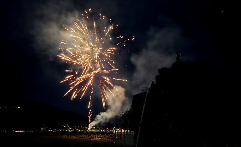Jubiläumsfunken am See begeistert Jung und Alt: Impressionen vom Bäumler Jubiläumsfunkenevent am See. (Bildergalerie)