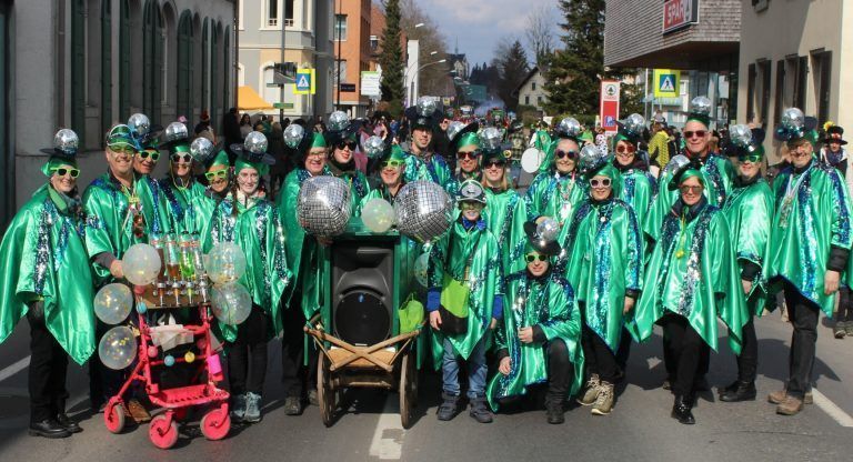 Riesenfest der Schollesteachar und Läbbe: Ein toller Umzugbeitrag - eine farbenfroh kostümierte große Gruppe von Party-People aus Lauterach