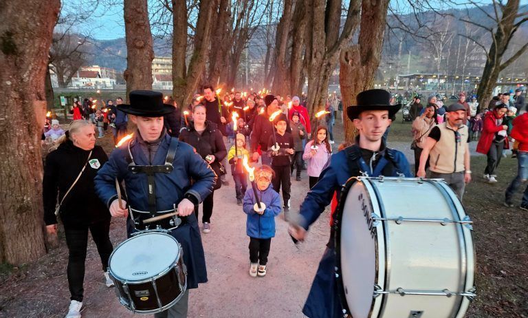 Jubiläumsfunken am See begeistert Jung und Alt: Traditioneller Auftakt des Funkenabbrennens im Bäumle am See sind Kinderfackelzug und Kinderfunken.