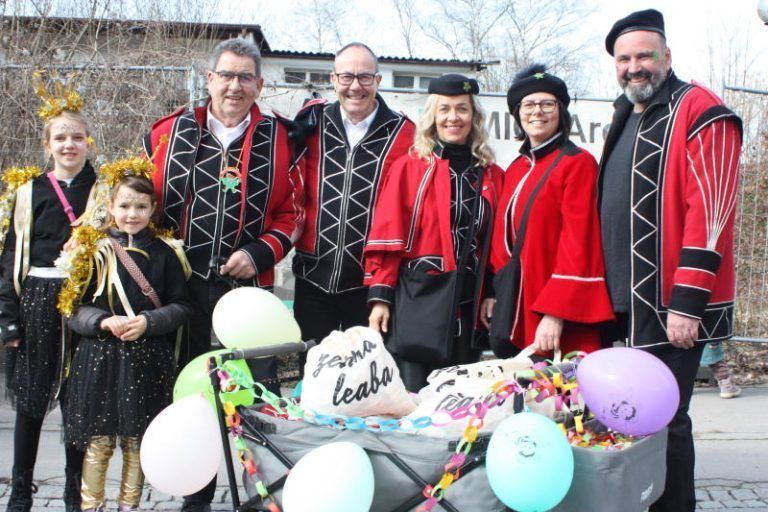 Helmut Jenny, Andreas Prenn, Karin Reith, Katharina Wöß-Krall, Klaus Pirker und zwei junge Helfer sorgten für die Verteilung der Süßigkeiten. 