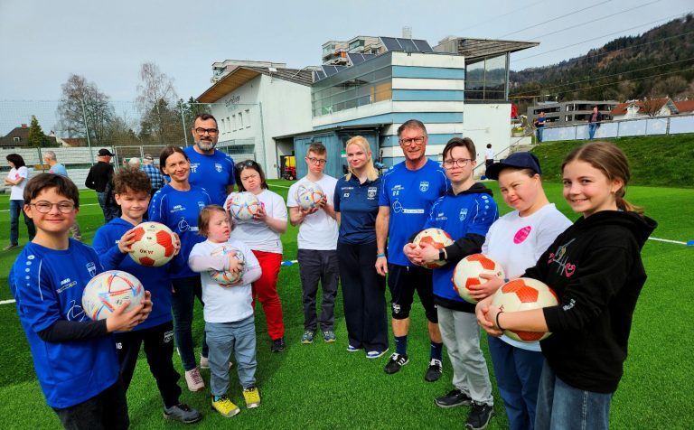 Welt-Down-Syndrom-Tag mit Sportfest beim SV typico Lochau: Unter dem Motto „Spaß an der Bewegung“ standen aktive Ballspiele mit den Kindern im Mittelpunkt.