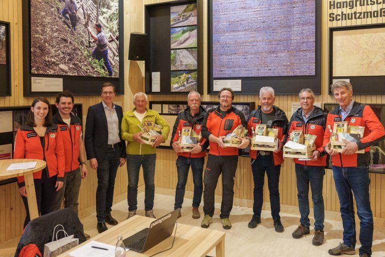 Viel Ehre bei der Ortsstelle Vandans - v.li Stv.Ortsstellenleiterin Salome Schauer, Ortsstellenleiter Laurens Burtscher und Bgm. Florian Küng mit den geehrten Manfred Kessler (60 Jahre), Dr. Peter Wachter, Alexander Stoiser, Hannes Gstrein (alle 30 Jahre) und Raimund Schuler sowie Markus Burtscher (40 Jahre).
