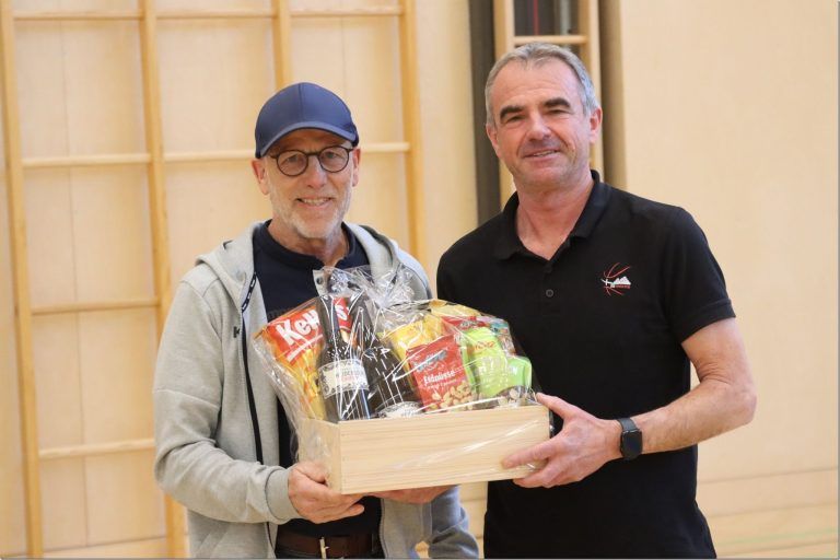Doppelte Meisterfreude für SMS Rankweil-West: Conny Berchtold (l.) überreicht Basketball Macher Peter Lins ein Präsent.