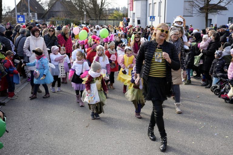Familienumzug in Hörbranz: Lesley Gerbis mit der Musikschule Leiblachtal