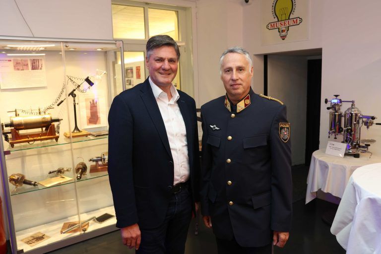 150 Jahre im Dienst von Sankt Florian: LR Daniel Allgäuer und Sicherheitsakademie-Leiter Thomas Hopfner.