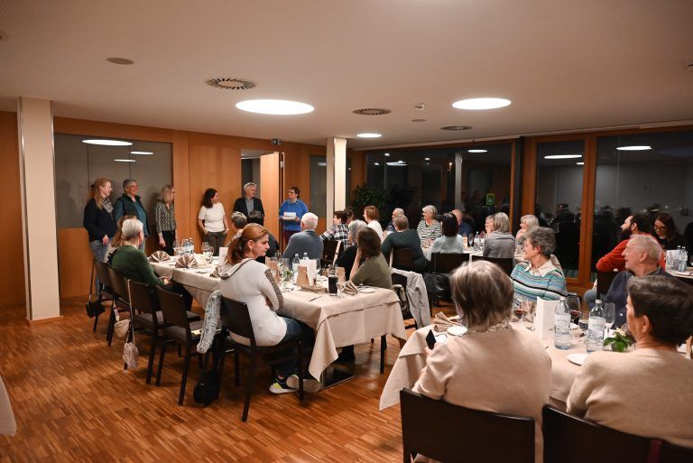 Kleine Gesten mit großer Wirkung: Viele Menschen besuchen ehrenamtlich die Bewohner der beiden Seniorenhäuser in Lustenau und schenken ihnen ihre Zeit.
