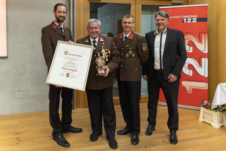 Feuerwehrkommandant wiedergewählt: Drei Ehrenmitgliedschaften wurden verliehen. Hier nahm Gerd Ortner seine Auszeichnung entgegen. (Quelle: FW Lustenau)