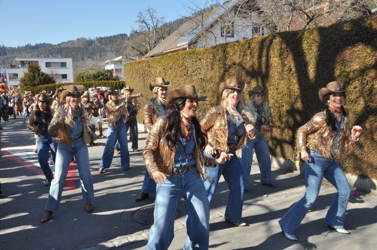Mählbira Fasnatumzug in Nüziders: Die Bürser Tänzerinnen und Tänzer rockten den Umzug