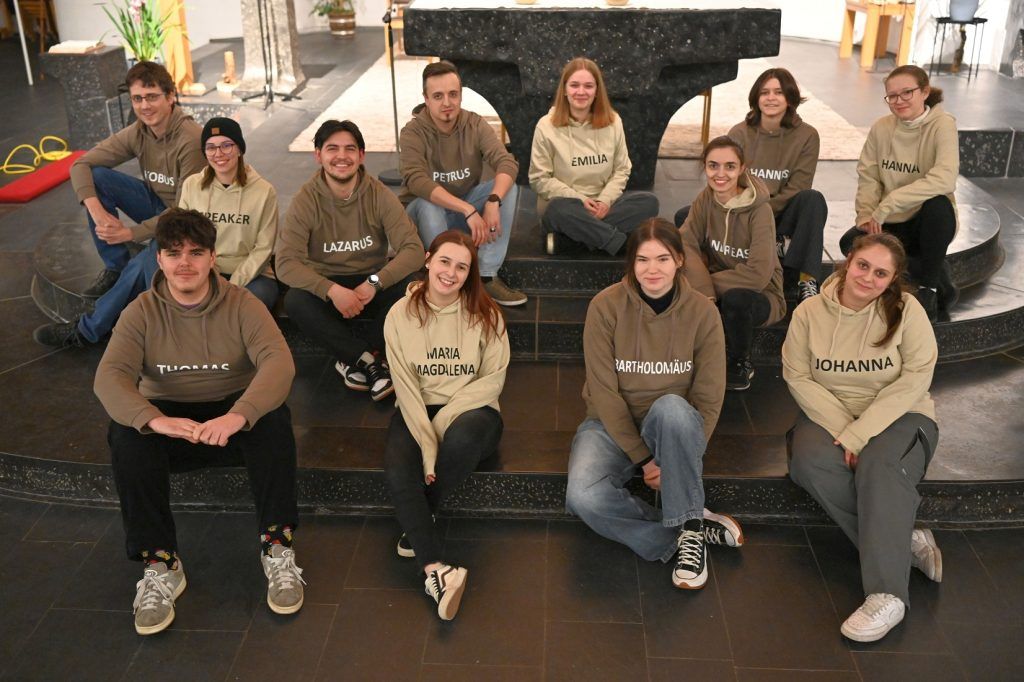 Jugendliche spielen in St. Christoph die Passion Christi neu