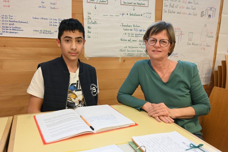 Im Lerncafé steht Bildung allen Kindern offen: Edith Härle (rechts) unterstützt seit zehn Jahren ehrenamtlich die Kinder im Caritas Lerncafé.