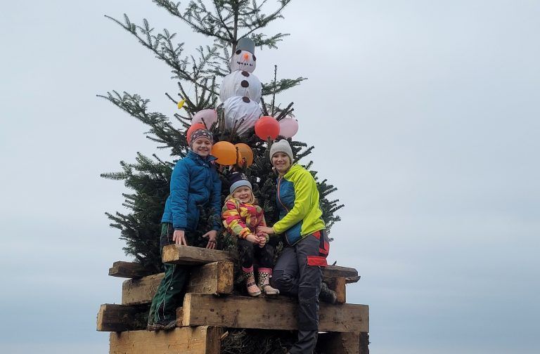 In Lochau laden „Bäumle“ und „Berg“ zum Funkenfest: Mit Kinderfunken und dem prächtigen großem Funken sorgen auch die Berger Funkenbauer am Buchenberg für ein abwechslungsreiches Funkenerlebnis für Jung und Alt.