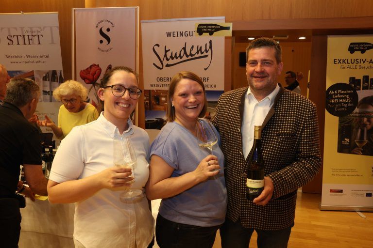 Prämierte Weine zweier Regionen: Dessiree Ender, Franziska Gächter ("Gächter`s") und Winzer Herbert Studeny.