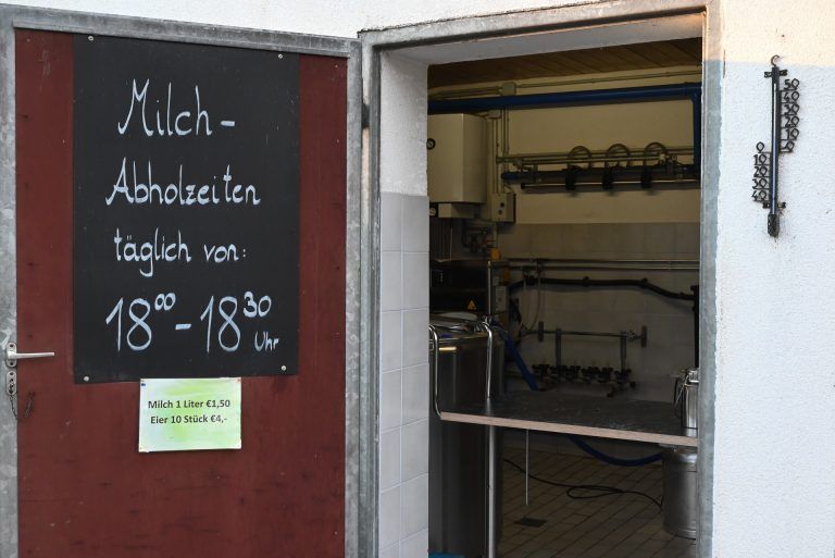 Idyllischer Milchverkauf am Wiißtännilehof: Täglich kann bei Stefan Fitz frische Rohmilch auf dem Wiißtännilehof in der Hofsteigstraße gekauft werden.