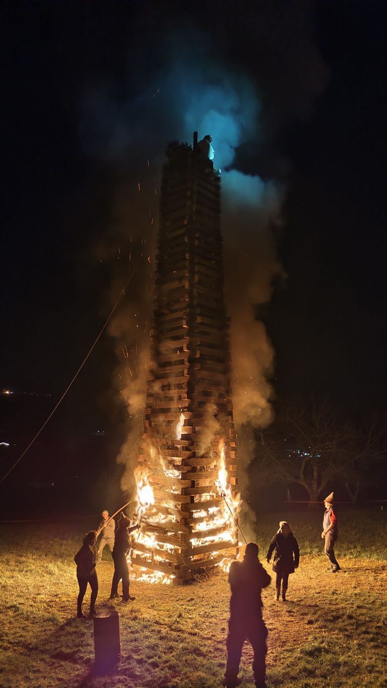 Fellengattner Funken am Frauentag: Der 13 Meter hohe Hauptfunken wurde fachgerecht angezündet.
