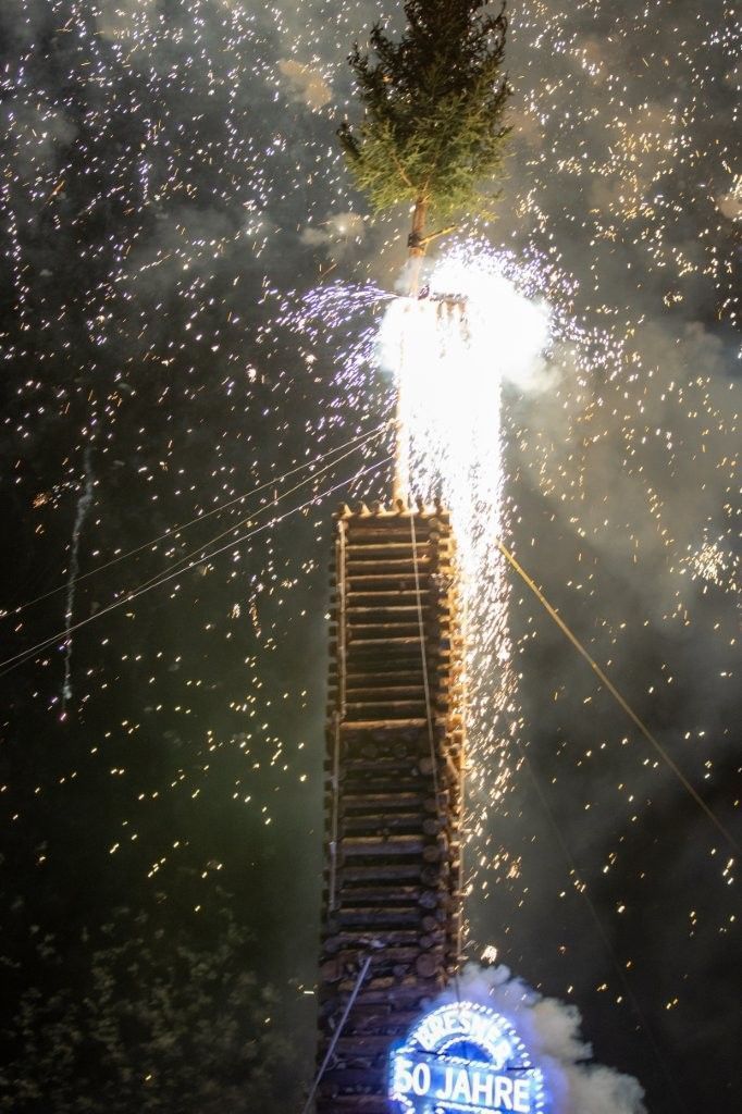 3000 Besucher beim Bresner Funken-Jubiläum: Hauptfunken war 20 Meter hoch.