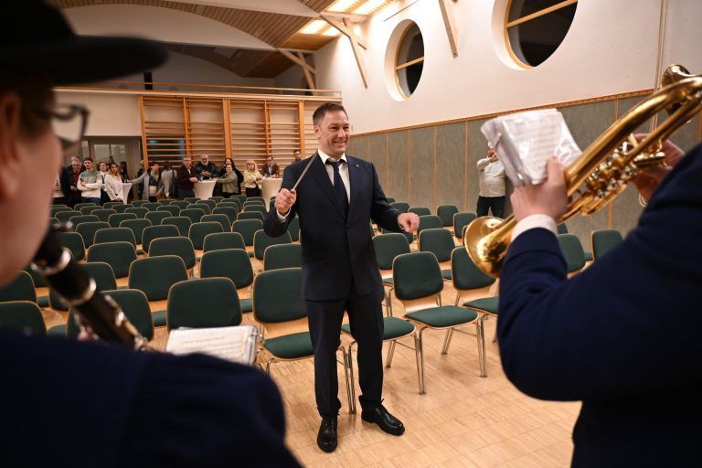 Konstituierende Sitzung in Dalaas: Bürgermeister Martin Burtscher meisterte das Dirigieren bravourös.