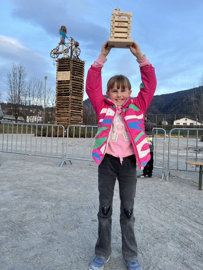 Ein lauter Knall vertrieb den Winter: Magdalena hatte sogar einen eigenen kleinen Funken gebastelt.