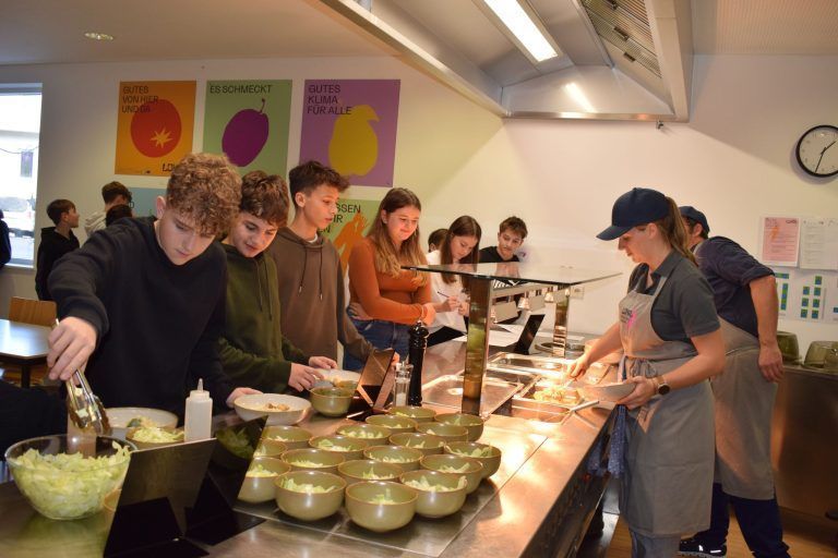 Schülerinnen und Schüler lassen sich das frischgekochte Essen schmecken.