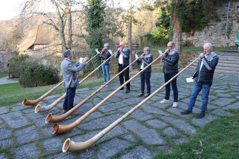 Hochfest für Alpkäsefreunde: Die "Warther Alphornbläser" beim Aperitif.