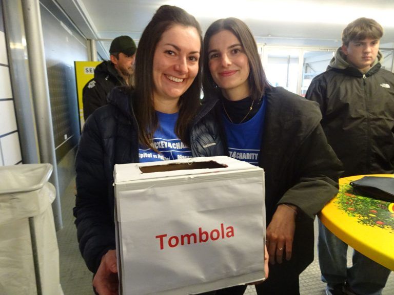 Eiskalte Rivalen, heiße Herzen: Die Tombola-Feen Martina Kohler und Teresa Berger hatten alle Hände voll zu tun.