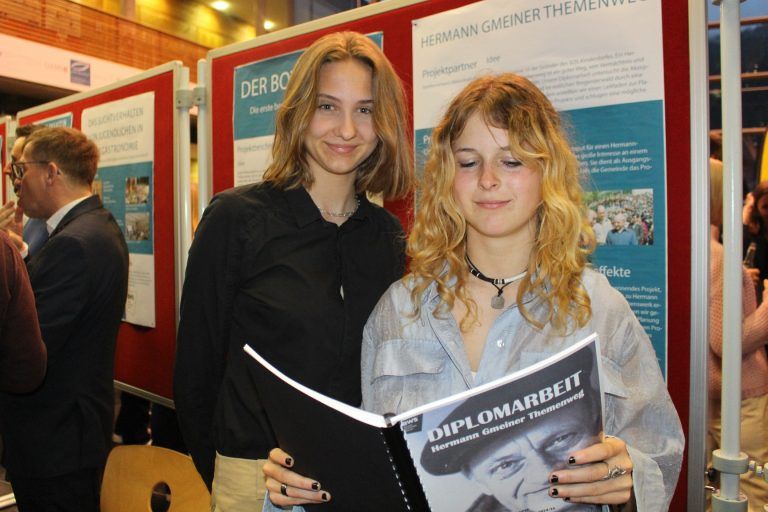 S’Café z’Büzo war Publikumsliebling: Jonas Moosbrugger (r,) und Lisa Urbanek widmeten ihre Diplomarbeit dem Hermann Gmeiner Themenweg.