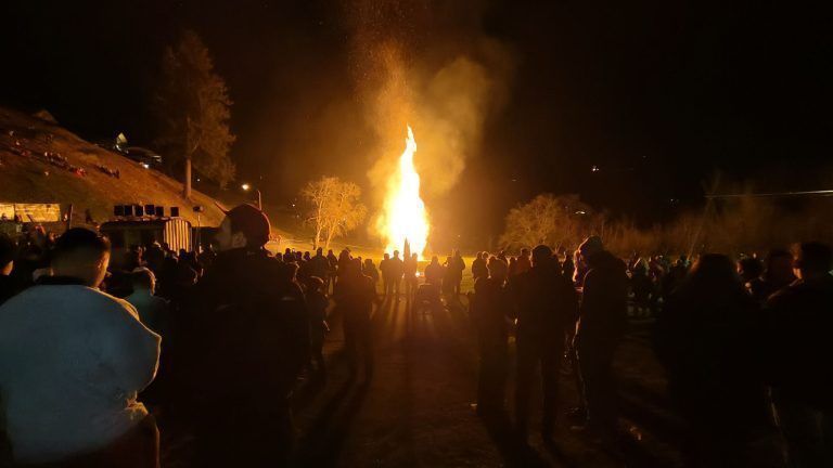 Fellengattner Funken am Frauentag: Vom lichterloh brennnenden Funken wurden alle in den Bann gezogen.