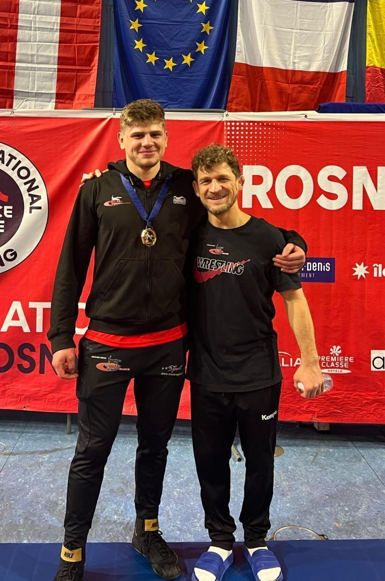 Turniersieg und zwei Podestplätze: Sieger Paul Maier mit seinem Trainer.