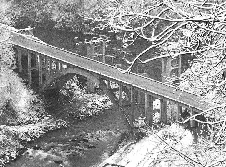 Als die Tuppenbrücke zu Bauschutt wurde: Die letzten Sekunden der Tuppenbrücke - Sekunden später wurde die Sprengung ausgelöst. In 18 Zündstufen und exakt 0,36 Sekunden wurde das nur 42 Jahre alte Bauwerk zu Bauschutt.