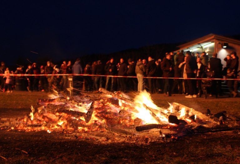 Das war wohl die letzte Rache der Hexe: Die Glut des Kinderfunkens wurde von den Zuschauern noch als angenehm wärmend empfunden und nichts deutete darauf hin, dass sich die Situation sehr schnell überaus „hitzig“ entwickeln würde.