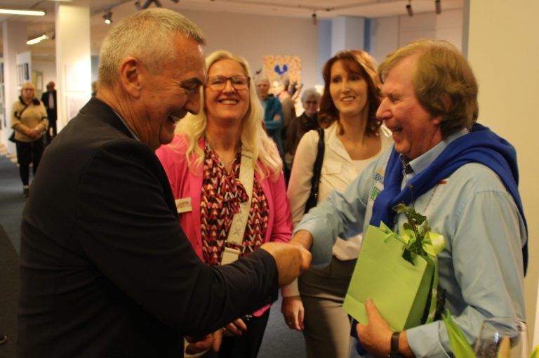 Grenzenloses Interesse in Sachen Kunst: Othmar Bereuter, Sieglinde Knestel und Jeannette Lindermann bedankten sich bei Wolfram Miller für die Bereitstellung der Ausstellungslocation.