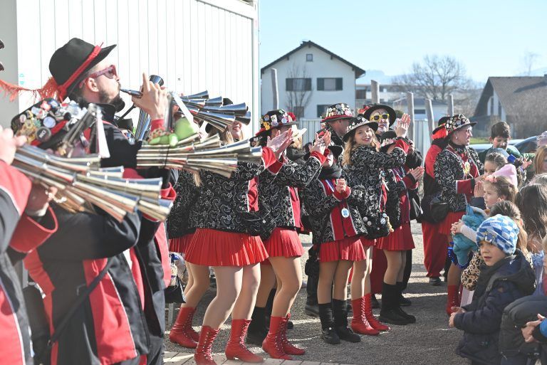Volksschüler lassen es im Fasching krachen: Die Rhin-Zigünar brachten beste Stimmung mit.