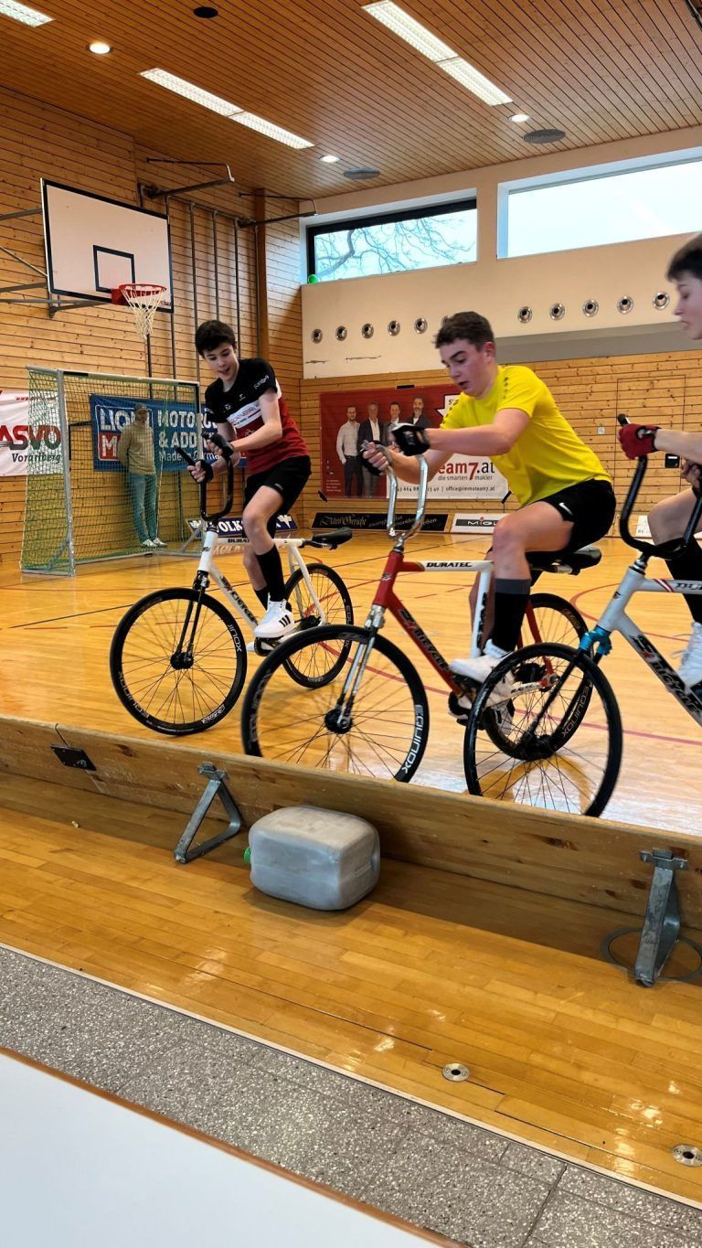 Dornbirner Radball-Teams weiter auf Erfolgskurs: Volle Konzentration beim Duell um den Ball.